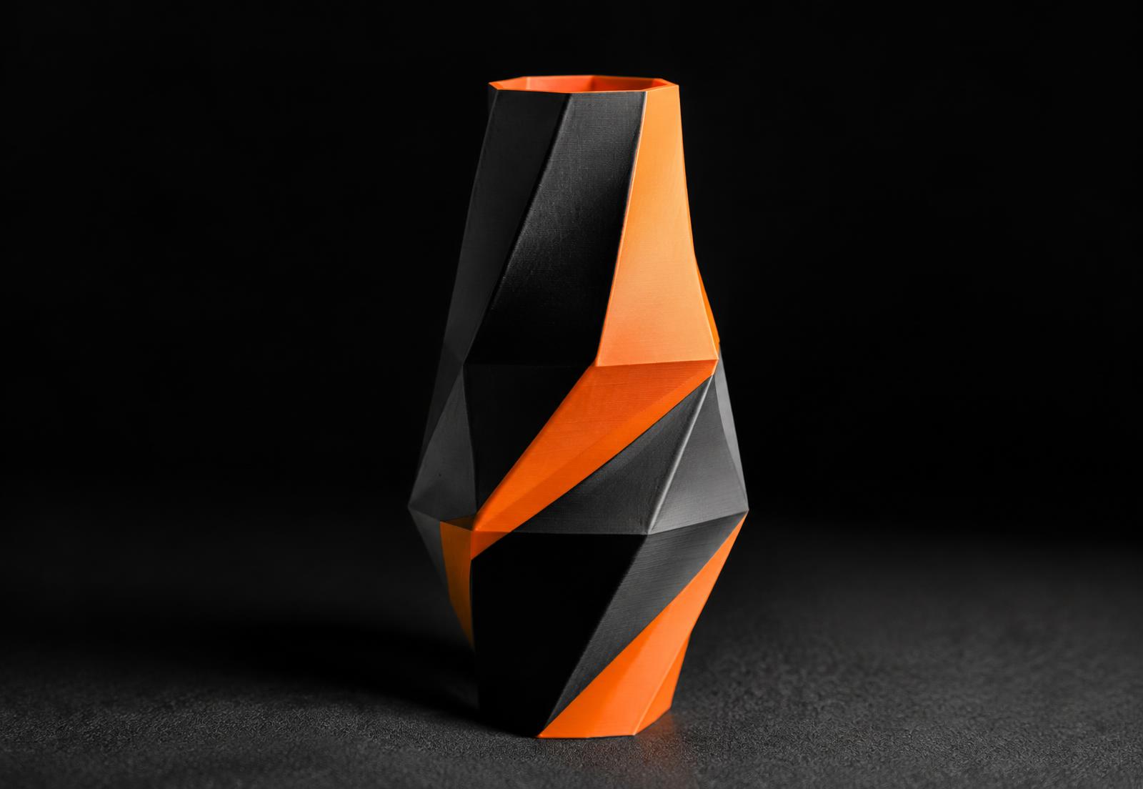 Vaso geométrico impresso em 3D nas cores preto e laranja
